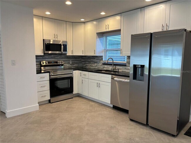 Building Photo - 5815 Erin Ln S