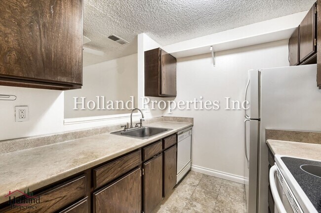 Building Photo - 8747 SW Brightfield Cir