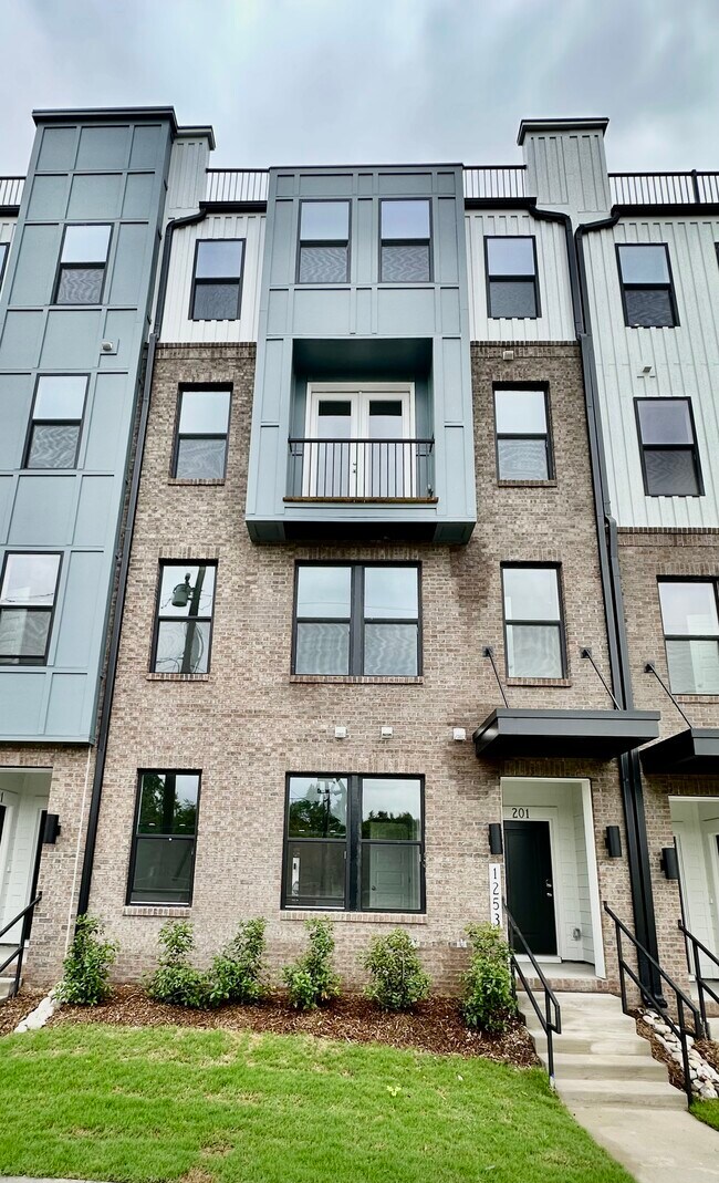 Building Photo - 1205 S Blount St