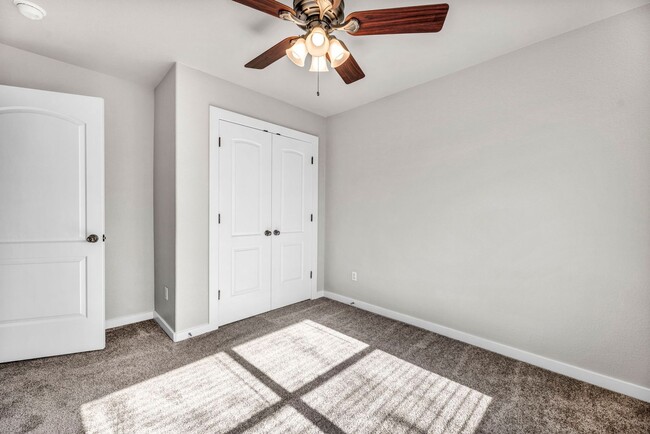 Building Photo - Gorgeous 3 bed 2 Bath detached condo in tr...
