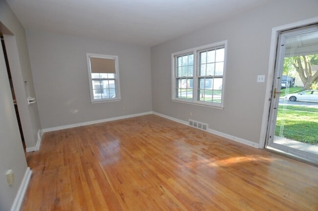 Building Photo - Cute Merle Hay Home!