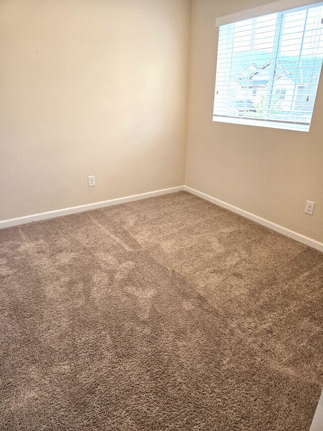 Building Photo - Excellent Location!  Like new built 2017 -...