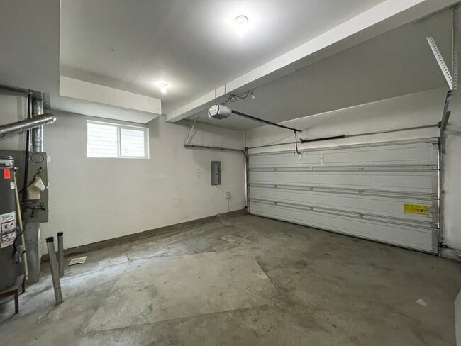 Building Photo - Hillsboro 3Bedroom 2.5 Bath + Den ~ Includes Washer & Dryer and Garage ~ Orenco Gardens Neighborh...