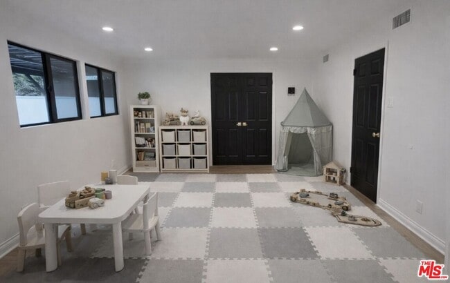 Building Photo - 620 N Poinsettia Pl