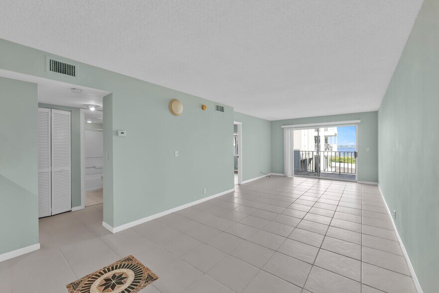 Bright livingroom. - 2885 Palm Beach Blvd