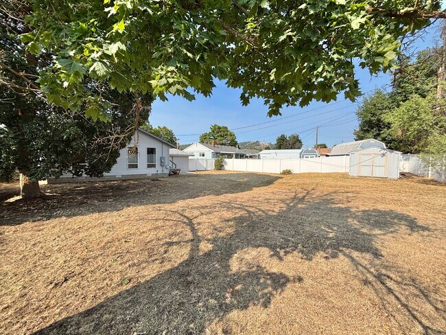 Building Photo - 3820 E Carlisle Ave
