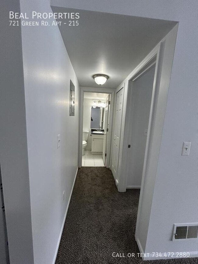 Building Photo - 721 Green Rd