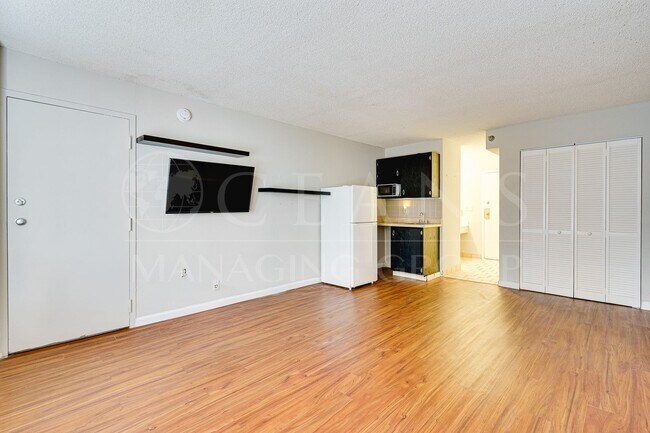 Building Photo - Beachfront Unit in Daytona Beach Shores