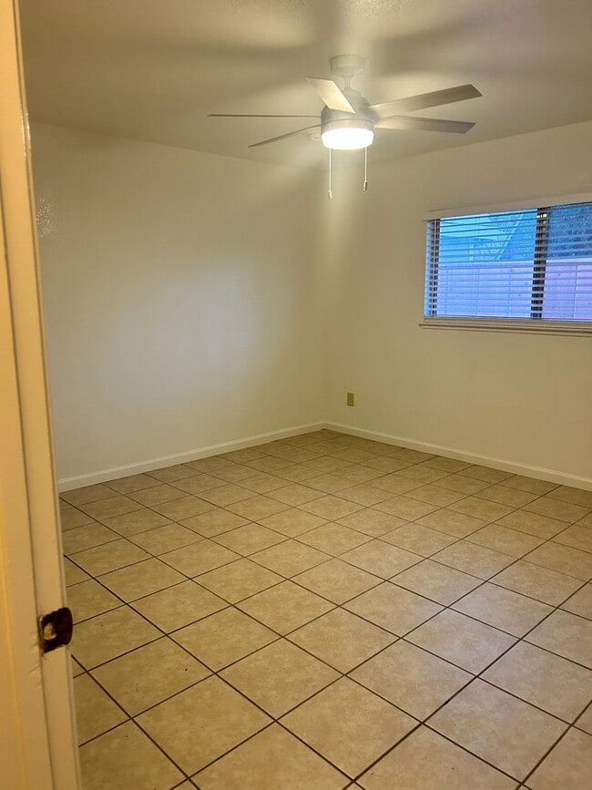 Building Photo - 1008 Shadow Ridge Dr