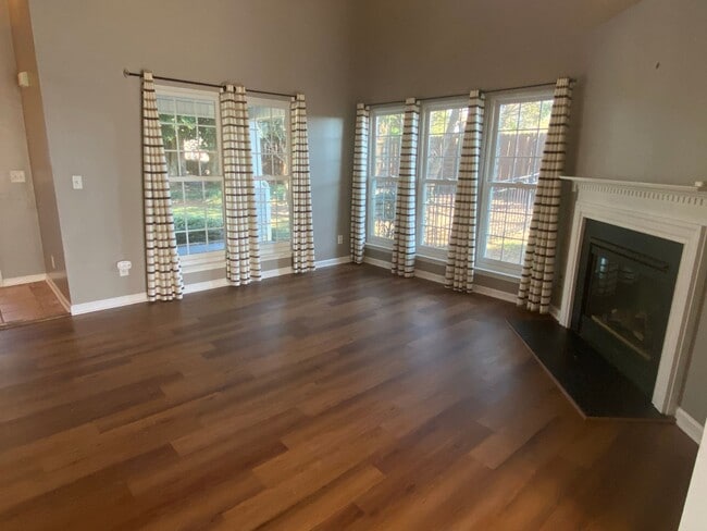 Building Photo - Price reduced**Move-in Ready!