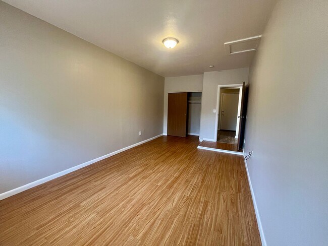 Building Photo - ** Move in Special** Spacious 3 bedroom, 1 bath Lakewood duplex with fenced in backyard available!