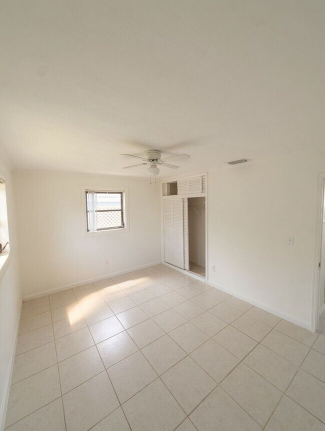 Building Photo - 3/2 Single family house - Move-in ready single-family home in an unbeatable location!