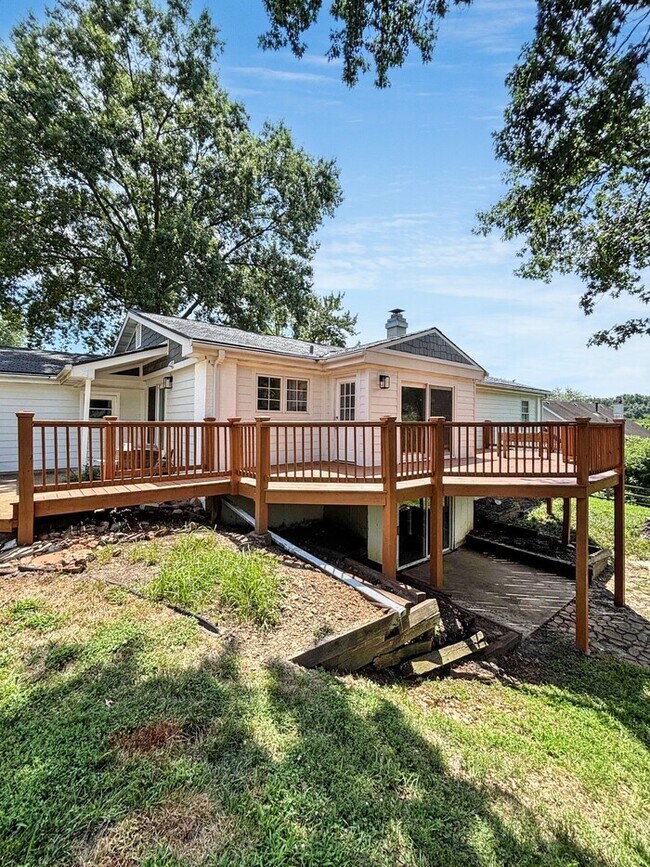 Building Photo - 813 Big Bend Woods Dr