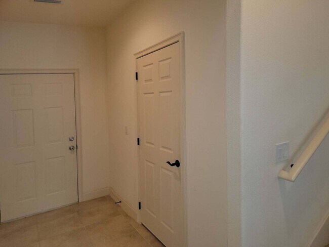 Building Photo - 4/2.5 TOWNHOME VILLA in Waterstone-Davenpo...