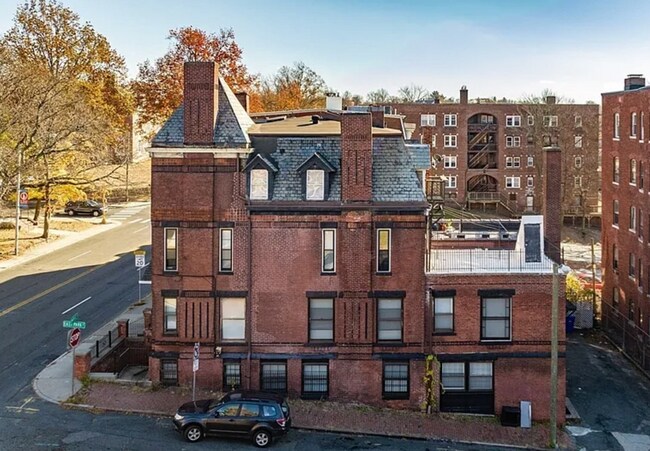 Building Photo - 78 Maple St
