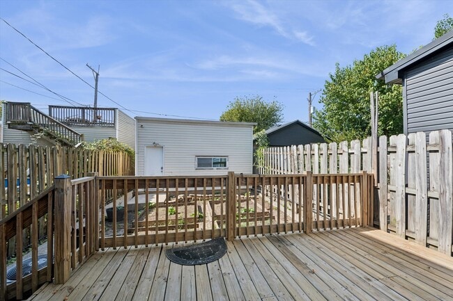 Building Photo - 1426 N Avers Ave