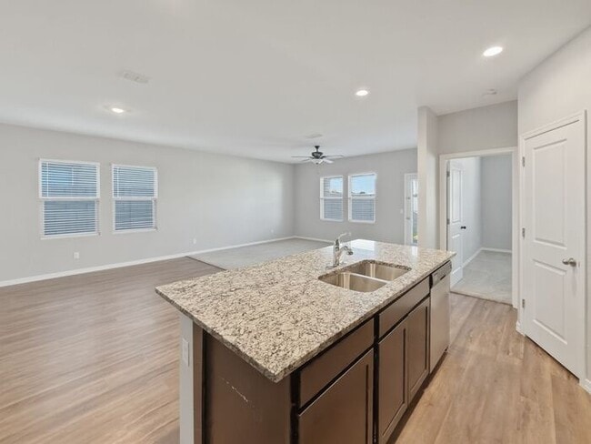 Building Photo - Spacious 4 Bedroom, 3 Bathroom home in Litchfield Park!
