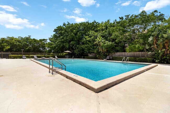 Building Photo - 2820 Tennis Club 204 Dr