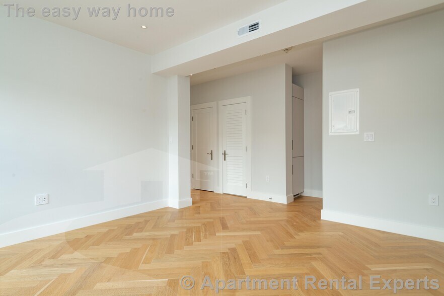 Building Photo - 18 Forest St