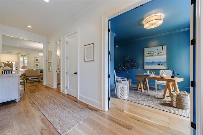 Building Photo - 2717 Skyland Dr NE