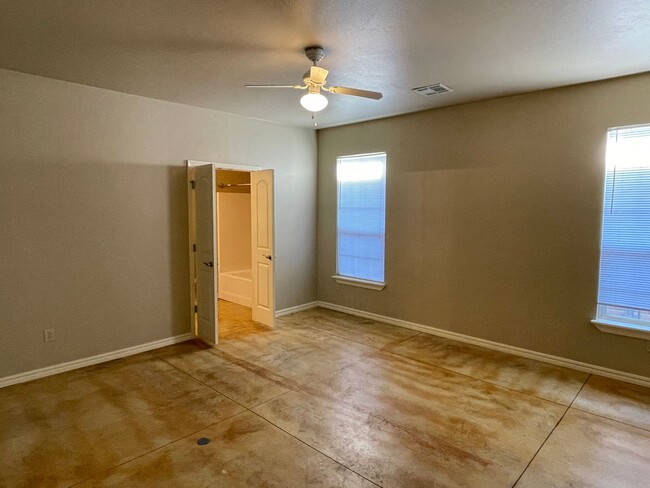 Building Photo - Spacious 2 bed 2 bath in the Plaza Distric...