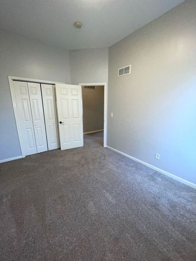 Building Photo - 5 Bedroom, 3 Bathroom California Split Sty...