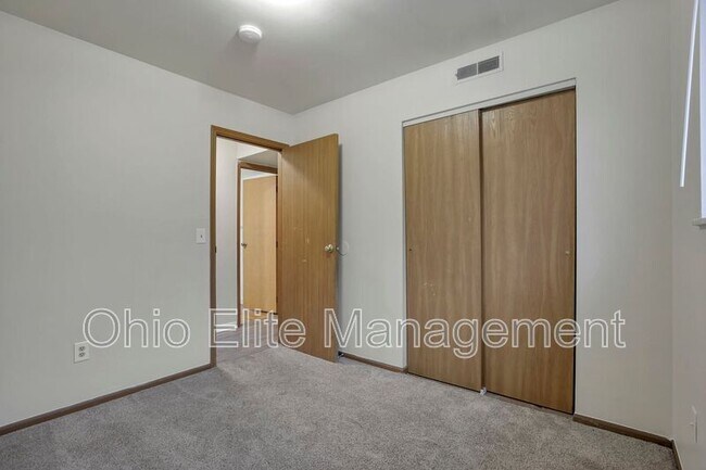 Building Photo - 2460 Hiawatha St