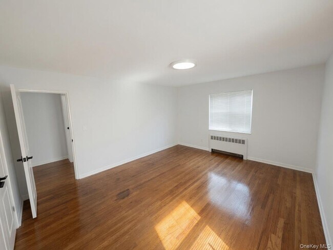 Building Photo - 1080 Rhinelander Ave