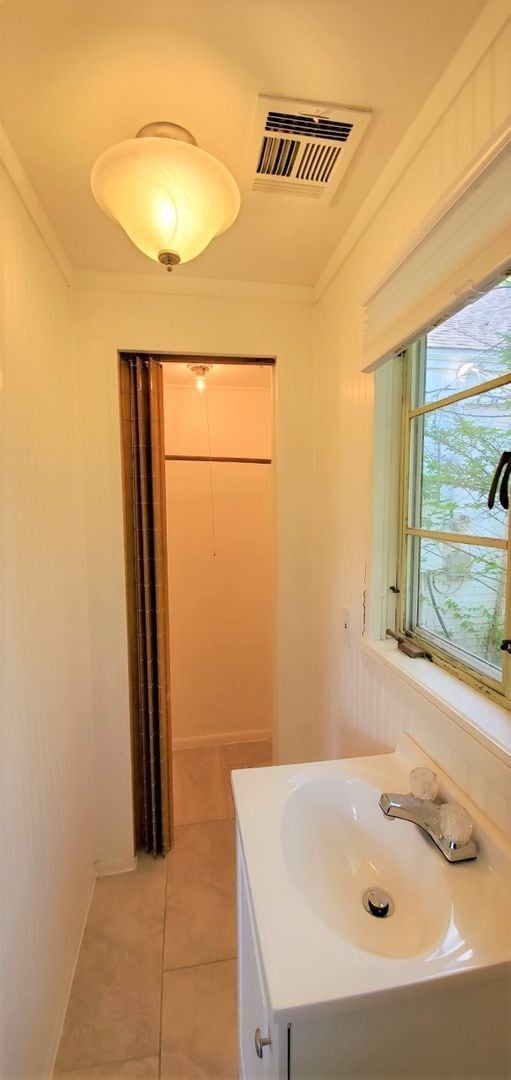 Building Photo - 3 Bed 1.5 Bath 2 car garage in Nichol's Hi...