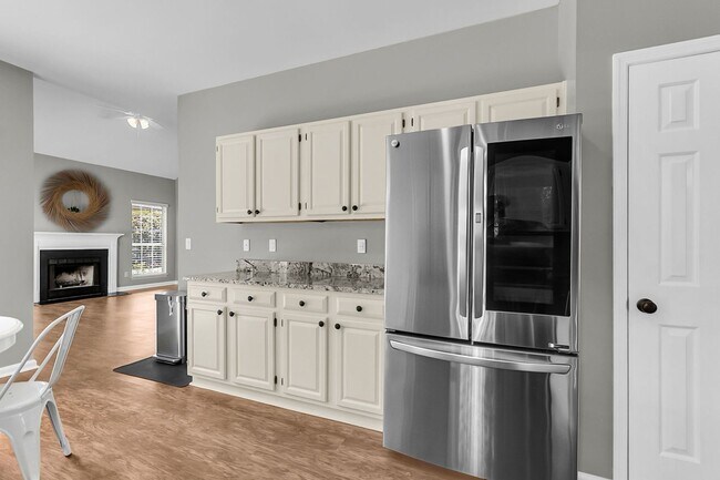 Building Photo - Coastal Convenience in the Heart of Mount Pleasant
