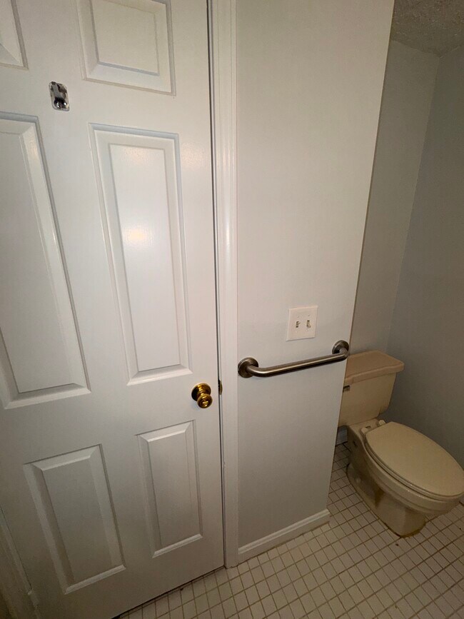Master Bed Ensuite Bath - 255 North Rd