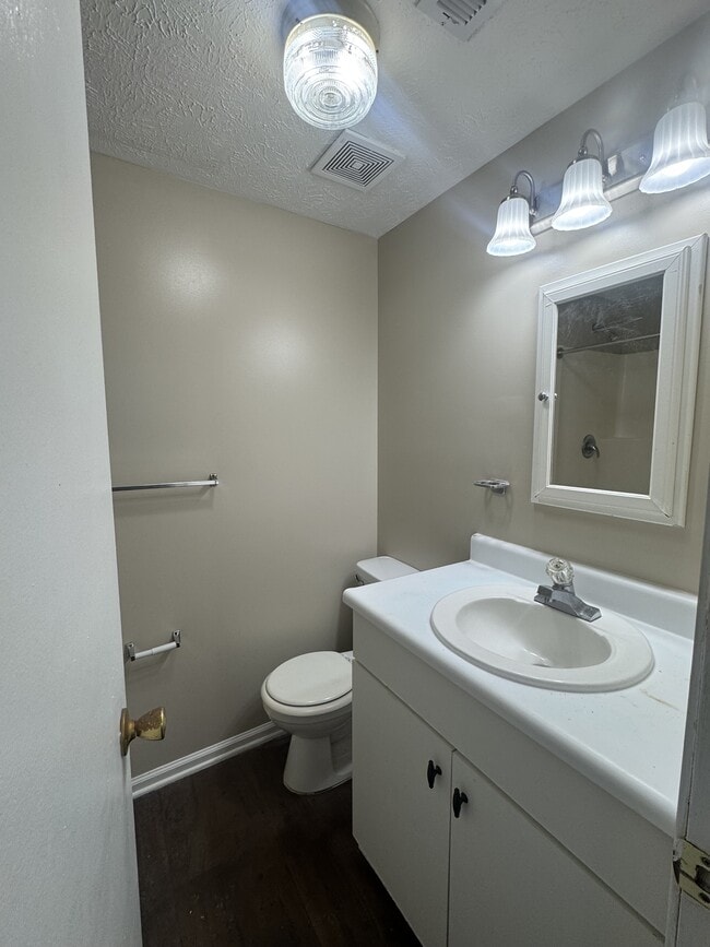 Building Photo - 123 Lake Dr