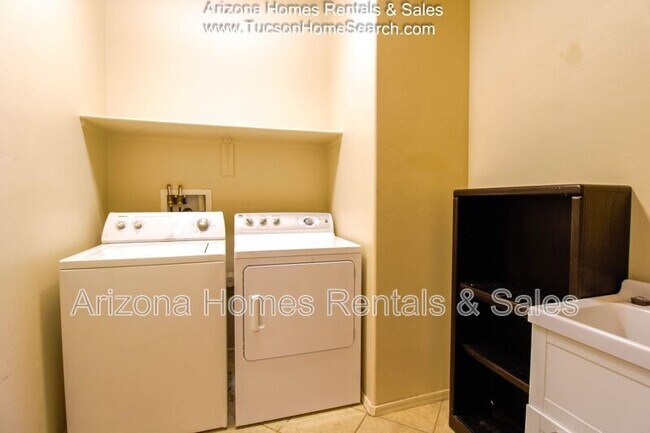 Building Photo - 732 West Camino Tunera