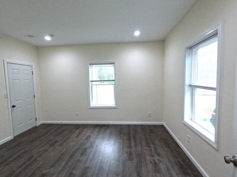 Building Photo - 563 Burritt St