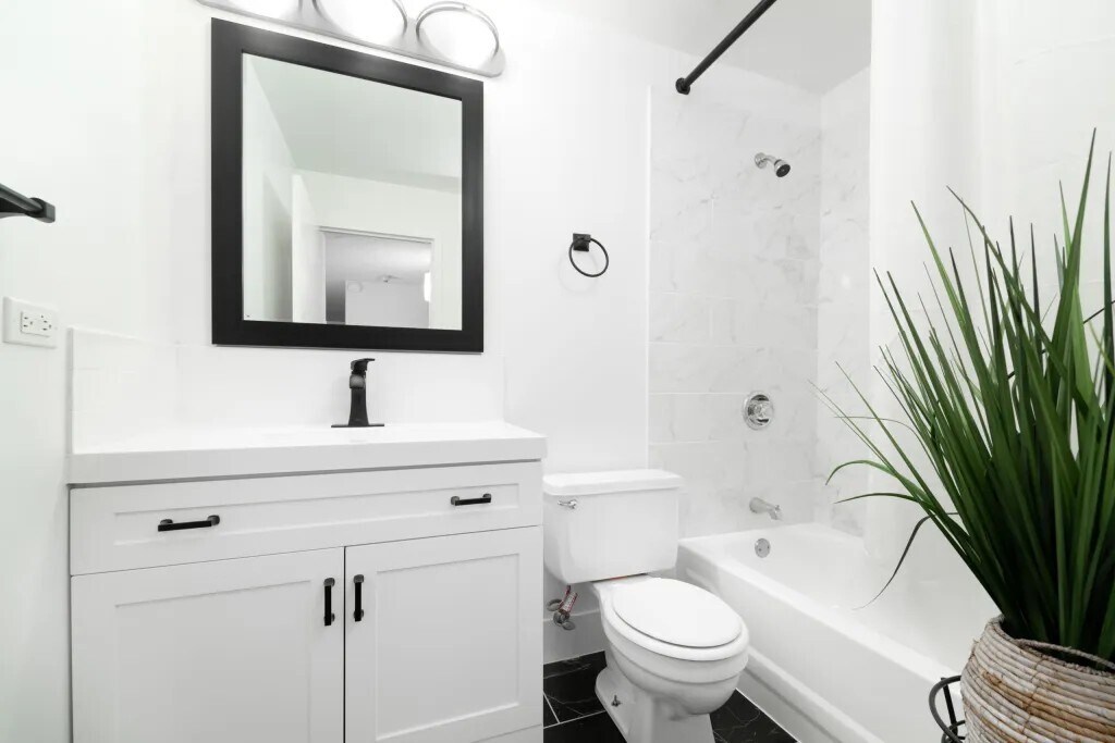 Building Photo - 10 E Delaware Pl