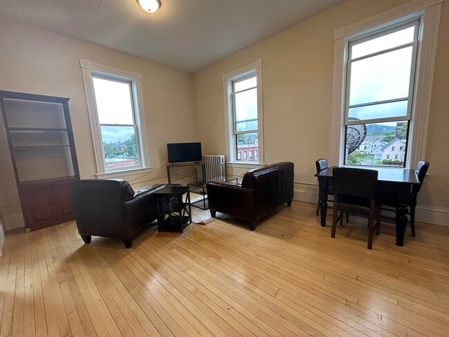 Building Photo - 101 Main St