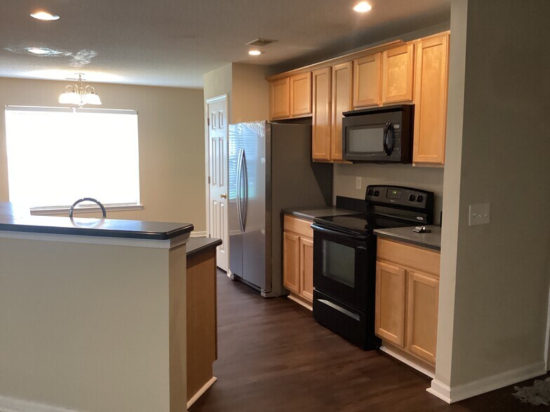 Building Photo - 493 Live Oak Walk
