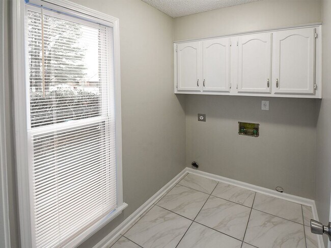Building Photo - 4 bed, 2.5 bath home with great curb appeal near 385.