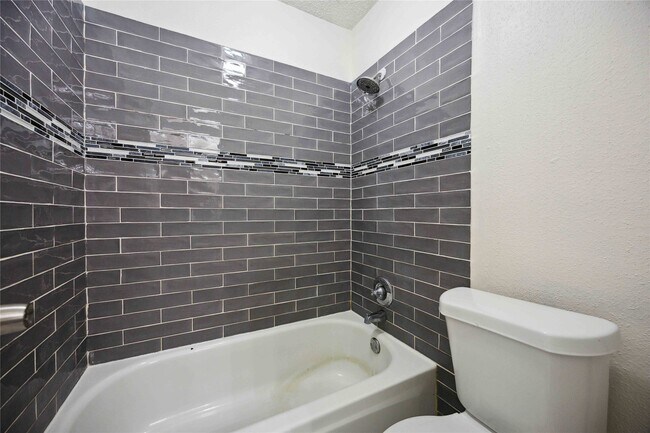 Building Photo - 13895 Hollowgreen Dr