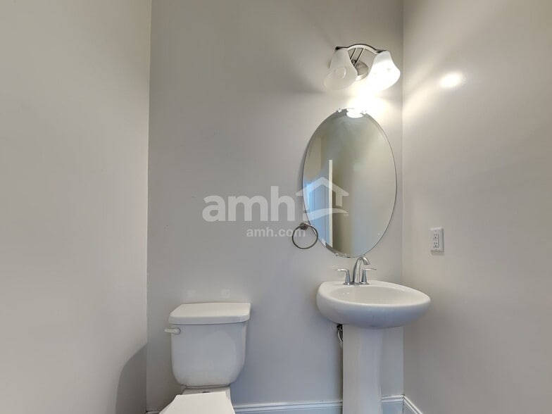 Building Photo - 243 Dogwood Cir