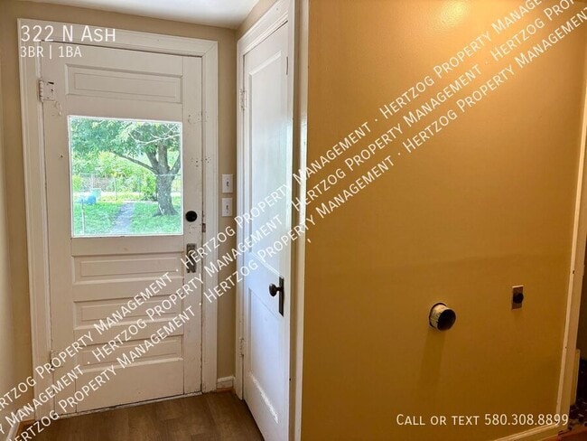 Building Photo - 322 N Ash-