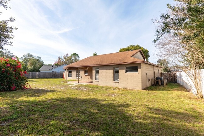 Building Photo - SUPER LOCATION FOR THIS 3/2 w 2 car garage home!!