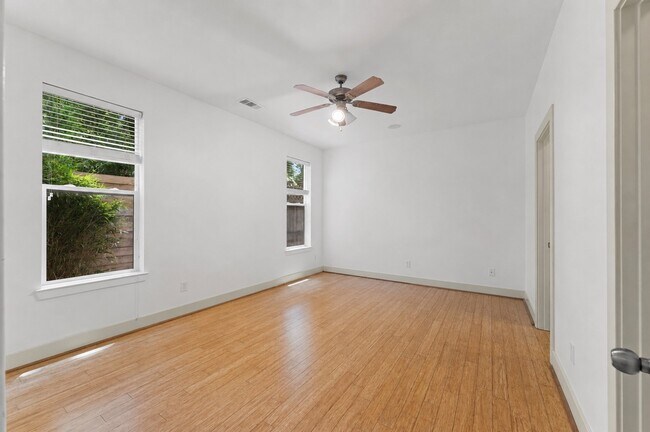 Building Photo - 1121 Moy St