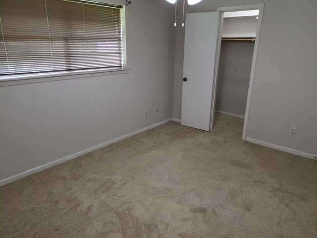 Building Photo - 535 Hillebrandt St