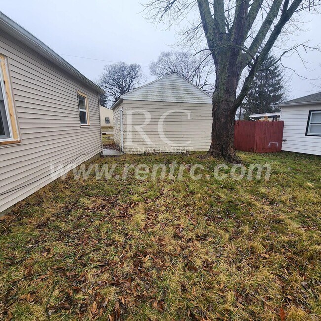 Building Photo - 210 Lindenwood-