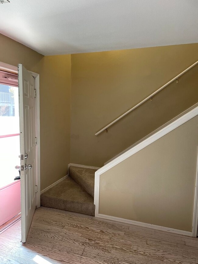 Building Photo - Darling 1 Bed, 1.5 Bath Townhouse with sma...