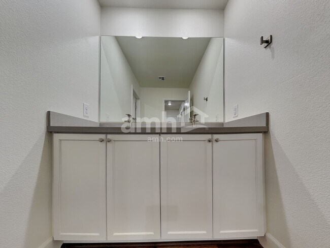 Building Photo - 6139 Schmidt St