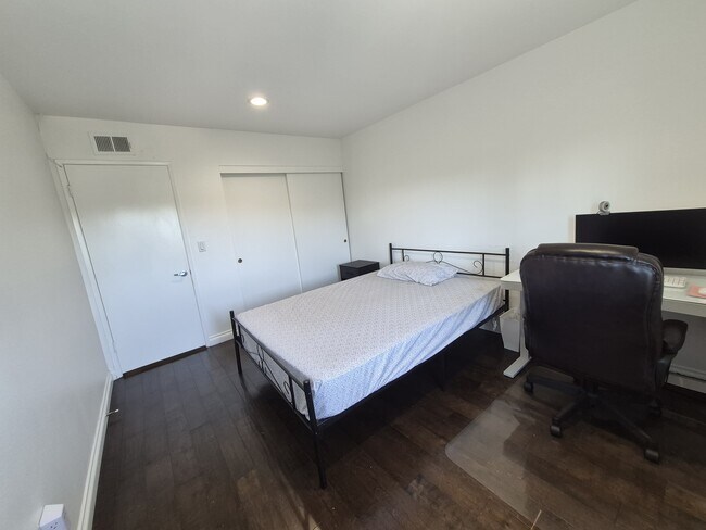 Building Photo - 5313 Sevilla Ct