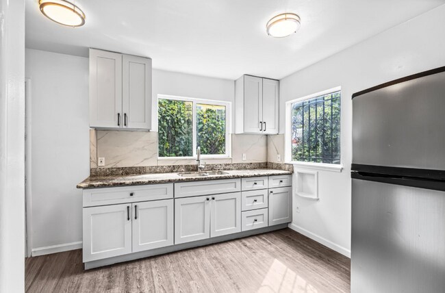 Building Photo - Newly Updated Oakland 3-Bed: Off-Street Pa...