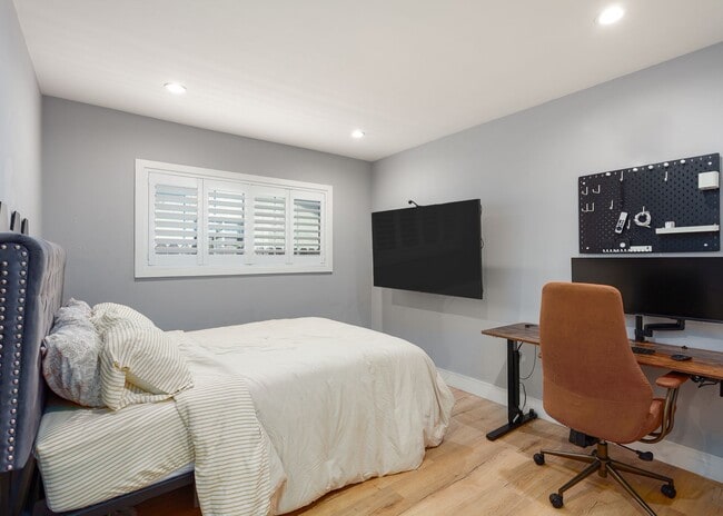 Building Photo - *Unfurnished* Gorgeous 4-Bed Oasis with Po...